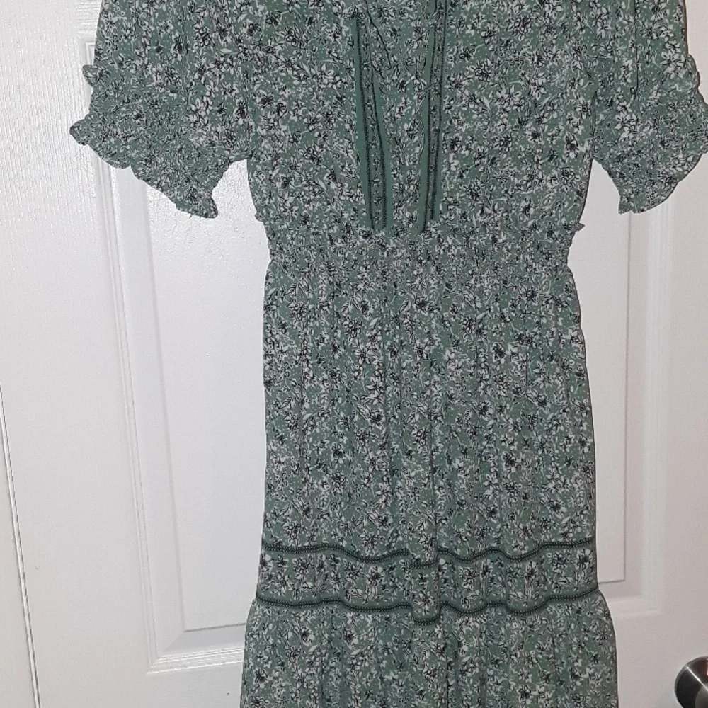 Max Studio Elbow Length Sleeve Print Tiered Maxi Dress ditsy floral Green White - Picture 11 of 17